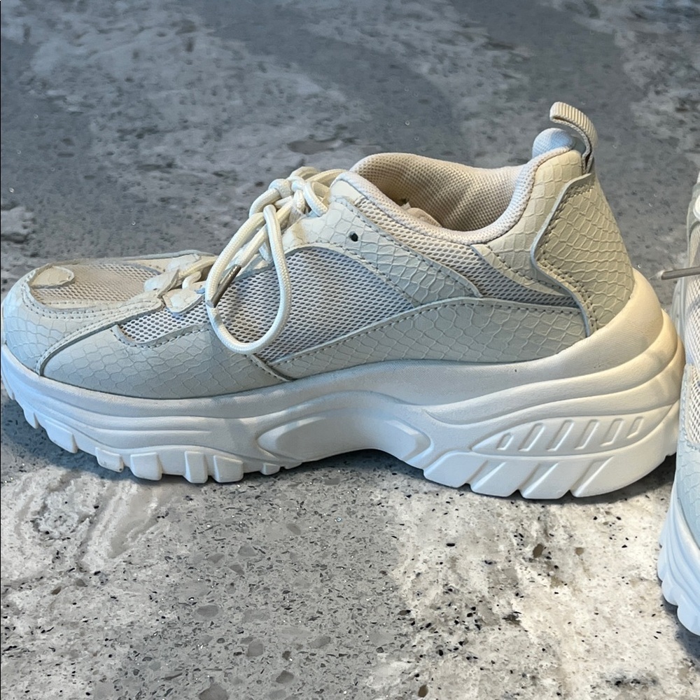 NEW BERNESS Women's Cream Crocodile Cream Athletic Shoes Size 6 - Picture 5 of 12